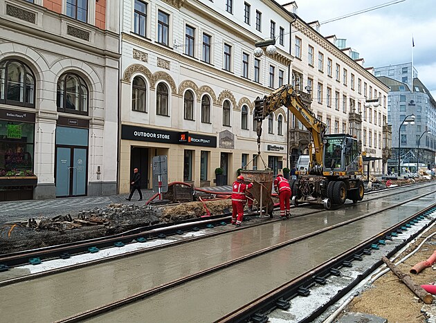 Oprava tramvajového kolejit u Masarykova nádraí.