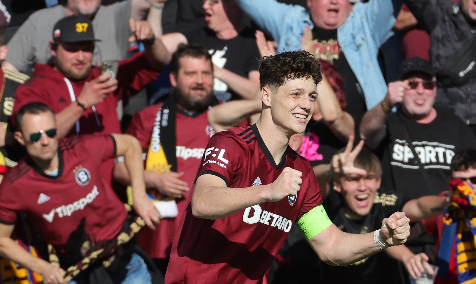 Krejčí podepsal fanouškovi dres s „Jude Slavie“. Sparta svého kapitána brání