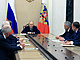 Ruský prezident Vladimir Putin ve stedu pedstavil velitelm vojenských okruh...