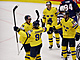 védský útoník Joel Eriksson slaví se spoluhrái trefu proti USA na hokejovém...