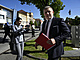 Premiér Robert Fico (Smer-SD) zdraví místní obyvatele pi píjezdu na zasedání...
