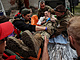Zdravotníci u msta Vovansk v Charkovské oblasti oetují zranného...