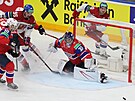 Norský branká Henrik Haukeland zasahuje bhem utkání s eskem na hokejovém MS...