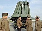 Severokorejský vdce Kim ong-un dohlíí na zkuební odpálení nového raketového...