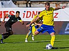 Zlnsk obrnce Jakub ernn promuje pokutov kop v utkn proti Bohemians.