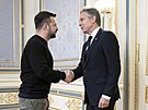 Vojenská pomoc u pijídí na Ukrajinu, ujistil americký ministr zahranií...
