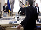 Ukrajinský prezident Volodymyr Zelenskyj (uprosted), ukrajinský ministr...