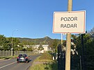 Na radar upozoruje cedule, kterou nkdo pidlal k dopravn znace.