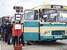 Nvtvnci autobusovho dne ekaj na projku renovovanm historickm...