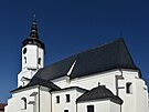 Kostel svatého Mikulá�e. Bílá fasáda ost�e kontrastuje s mod�í oblohy.