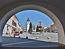 Pohled na nám�stí Bílovce od místní radnice.