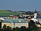 Pohled na Bílovec z okolních kopc�. Zámek a kostel tvo�í dominantu m�sta.