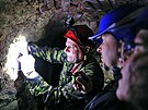 Speleolog Jaroslav Hrouda nad mapou systmu chodeb astnkm prohldky...