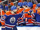 Mattias Ekholm slaví gól se spoluhrái z Edmonton Oilers.