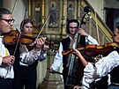 P�i svatovav�ineck�m posezen� v kostele zahr�la cimb�lovka Dyjavan. (7. srpna...