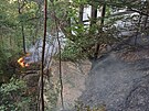 Po�ár ve �tvrtek ve�er zasáhl les u �ehrova na Mladoboleslavsku. Nyní ho hasi�i...