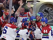 etí hokejisté se radují z gólu Ondeje Beránka (uprosted) v zápase s Norskem...
