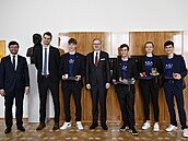 Premiér Petr Fiala (ODS) se setkal se stedokolskými studenty, kteí získali...