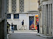 Policie v Rouenu na severu Francie zastelila mue, který se pokouel podpálit...