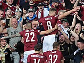Sparantí fotbalisté slaví se svými fanouky gól Jana Kuchty v Mladé Boleslavi.
