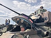 Amerití vojáci s obrnncem Bradley na cviení Immediate Response 2024 na Libavé