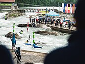 tvrtení závod kayakcrossu na mistrovství Evropy ve slovinském Tacenu.