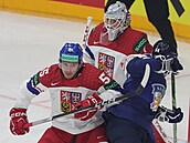 Libor Hájek v souboji s Mikaelem Granlundem.