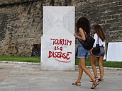 Turismus je nemoc, hlásá sprejový nápis na jenom z míst v centru Palmy. Odpor...