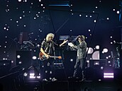 Jean-Michel Jarre s hostujícím Brianem Mayem, kytaristou Queen, odehrál v...