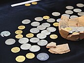 Mincovní poklad ítající pes sto gro a dukát nalezený v centru Opavy. (15....