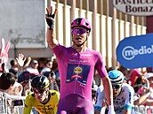Jonathan Milan z Treku slaví vítzství ve 13. etap Gira.