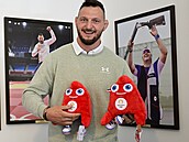 Luká Krpálek s olympijskými maskoty na tiskové konferenci.