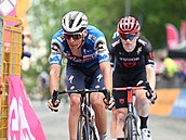 Jan Hirt (v modrém) míí na Giru do cíle 10. etapy.