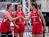 eské basketbalistky Anna Rylichová, Albta Levínská a Kateina Suchanová...
