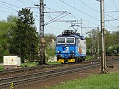 Lokomotiva 363.256 spolenosti D Cargo vjídí do stanice Studénka