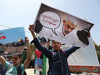 Palestinský student ukazuje transparent bhem demonstrace na podporu Sinvára...