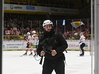 Hokejový kameraman Martin Kropáek v Litvínov pi tvrtém zápase semifinále...