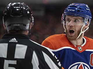 Connor McDavid z Edmonton Oilers se hd s rozhodm.