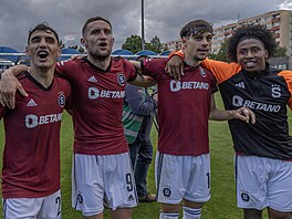 Qazim Laci, Jan Kuchta, Veljko Birman�evi� a Angelo Preciado slaví vít�zství v...