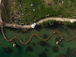 V jezírku Orka, které je hluboké 18,5 metru, se nachází dva potopené bagry....