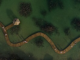 Jeho nejv�t�ím lákadlem je �istá voda a d�ev�ná lávka na jeze�e Wydra.