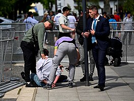 Slovenského premiéra Roberta Fica postelili v obci Handlová ped kulturním...