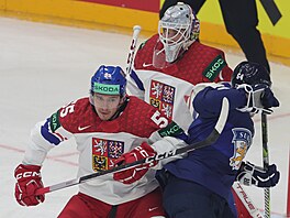 Libor Hájek v souboji s Mikaelem Granlundem