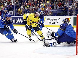 �véd Marcus Johansson p�ed brankou Kazachstánu.