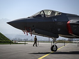 Stíhaka F-35 piletla do výcarského Emmenu. (24. bezna 2022)
