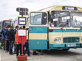 Návtvníci autobusového dne ekají na projíku renovovaným historickým...