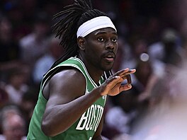 Jrue Holiday z Boston Celtics slaví trojku.