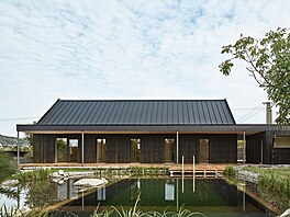 Architekti navrhli d�m s klasickou sedlovou st�echou. Hmota domu je kompaktní a...