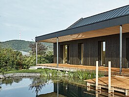 D�m ve Vraném nad Vltavou stojí na konci zástavby, zapadá do okolí, ale zárove�...