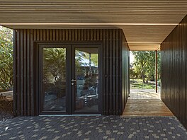 Klasická hmota domu se sedlovou st�echou je dopln�na výrazným horizontálním...